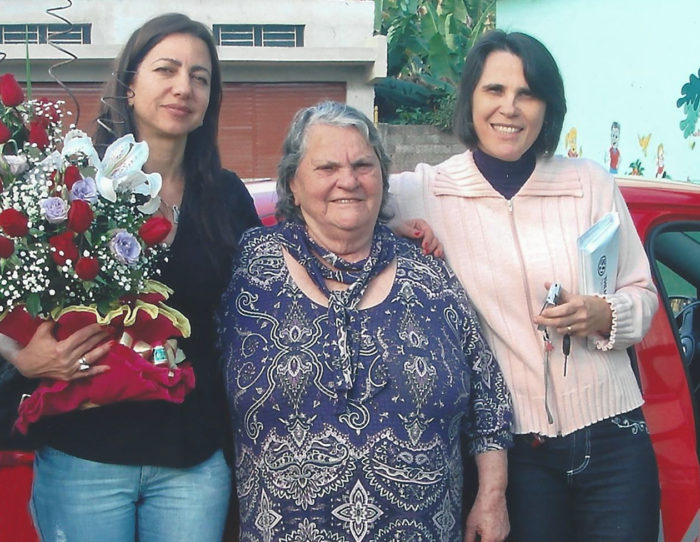 Marta Salgado com dona Geny Barbosa e a filha Célia, na Creche Comunitária Antônio e Maria Geny Barbosa 1 Marta Salgado com dona Geny Barbosa e a filha Célia, na Creche Comunitária Antônio e Maria Geny Barbosa