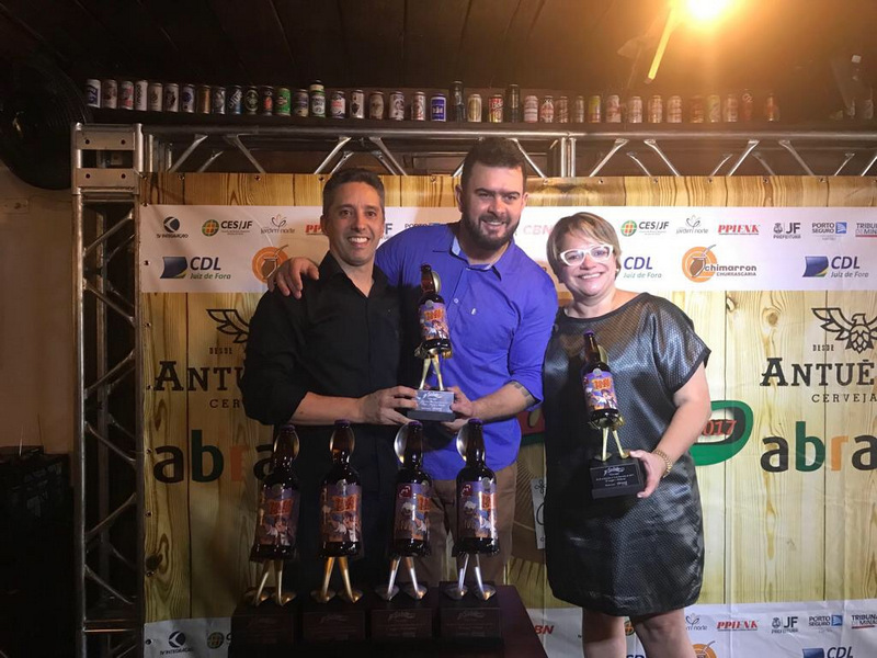Mauro Cavaca, o ‘MasterChef’ Pablo Oazen e a presidente da Abrasel Carla Pires na premiação do JF Sabor 1 Mauro Cavaca, o ‘MasterChef’ Pablo Oazen e a presidente da Abrasel Carla Pires na premiação do JF Sabor