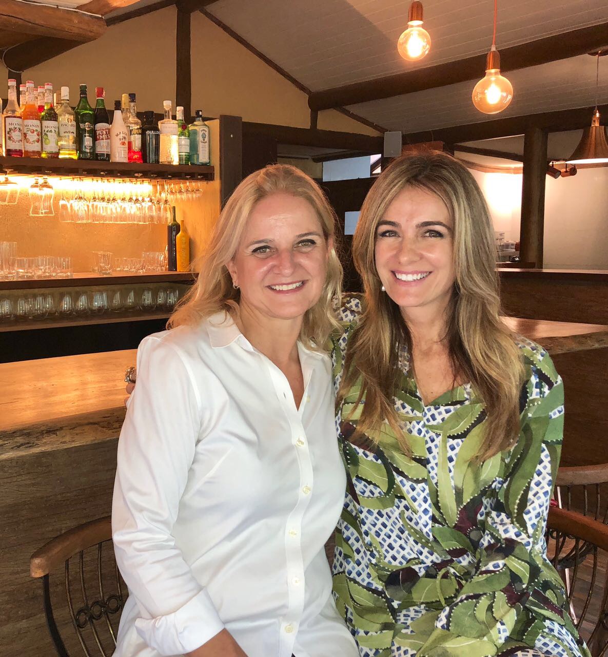 Florinha do Carmo e a mãe Jandira Rossini com Alda Oliveira em noite social no Marcellu's Aero 3 Denise Leal e Patrícia Alvim clicadas na Felicita – anexo ao Afrânio - um dos melhores restaurantes de Araras (RJ)