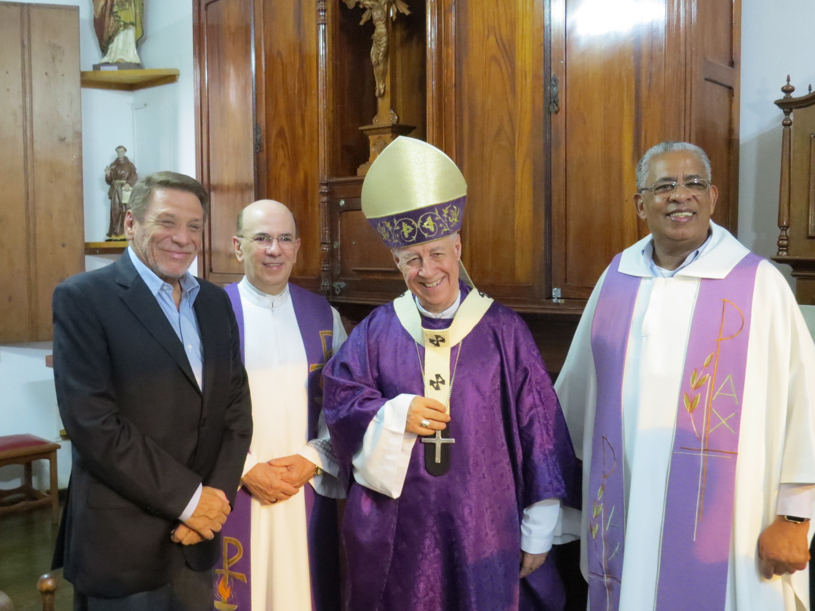Dom Gil Moreira celebra missa de fim de ano da Santa Casa 1 O presidente da Santa Casa, Renato Villela Loures, o monsenhor Luiz Carlos de Paula, dom Gil Moreira e o padre José Leles da Silva, na missa de fim de ano, na Capela Senhor dos Passos, que teve participação do Coral Pró-Música