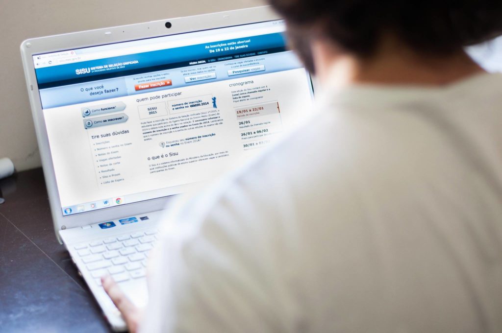 Divulgadas datas e instituições que participarão do Sisu 2018 2 Sisu na UFJF pessoa acessando pagina