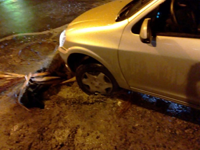 Carro cai em buraco 4 horas após recapeamento 1 VU Bairu 3 tratada