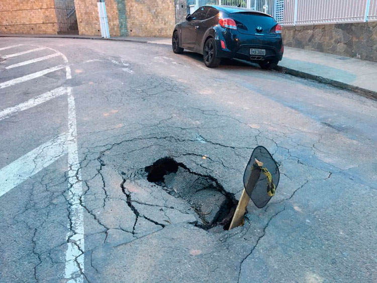Buraco atrapalha fluxo de veículos no Santa Helena 1 VU Santa Helena