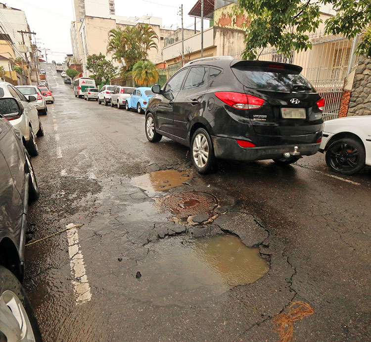 Problema acontece na Rua Barão de São Marcelino. (Foto: Leonardo Costa) VU buraco na barão de são marcelino Leonardo costa