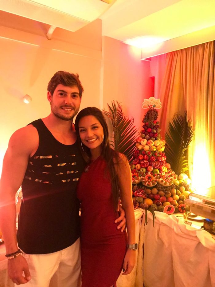 As irmãs Lygia Toledo, Maria José Sirimarco, Gilda de Sá, Marinha Falci, Marilena Dutra, Dalva Avelar 1 Em Cabo Frio, Thomás Antunes e Brida Parahguassú curtindo a ceia natalina