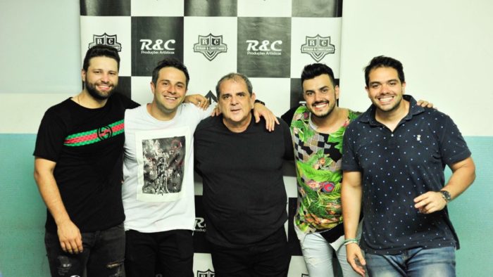 Dom Gil Moreira celebra missa de fim de ano da Santa Casa 2 O produtor Mário Bruck com os sertanejos de sucesso Renan & Christiano e os cantores Rick (que faz dupla com Nogueira) e Ricardo (da dupla Rick e Ricardo)