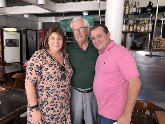 Marta Salgado com dona Geny Barbosa e a filha Célia, na Creche Comunitária Antônio e Maria Geny Barbosa 3 Ana Amélia de Castro Ferreira e o filho João Paulo ladeando Wilson Cid no almoço da Churrasqueira São Mateus