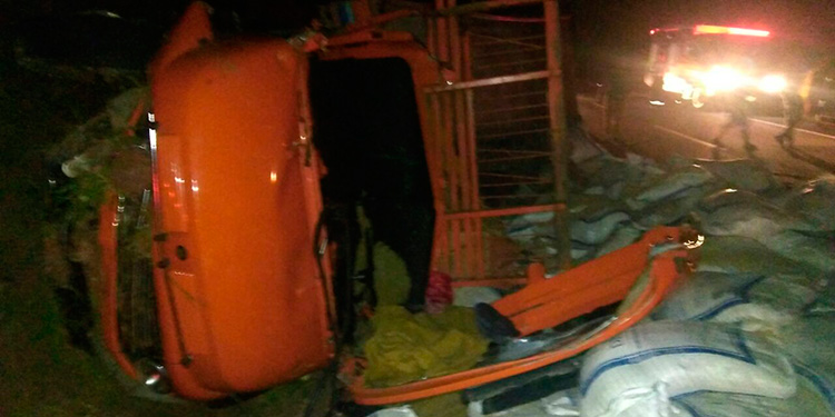 Caminhão carregado com farelo de trigo tomba na BR-267 2 acidente caminhão 2 crédito bombeiros