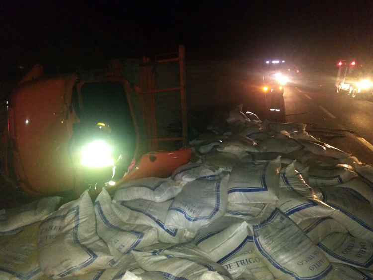 Caminhão carregado com farelo de trigo tomba na BR-267 1 acidente caminhão crédito bombeiros