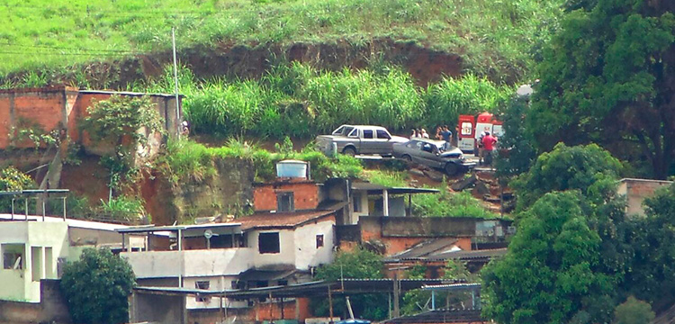 Batida entre dois carros complica trânsito na Rua Paracatu 1 acidente grama uilmara machado