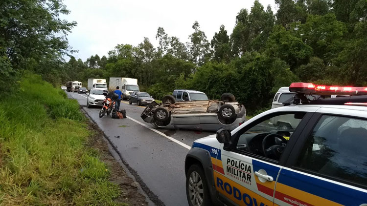Três pessoas ficam feridas em capotamento na BR-265 1 aciente BR 285 2
