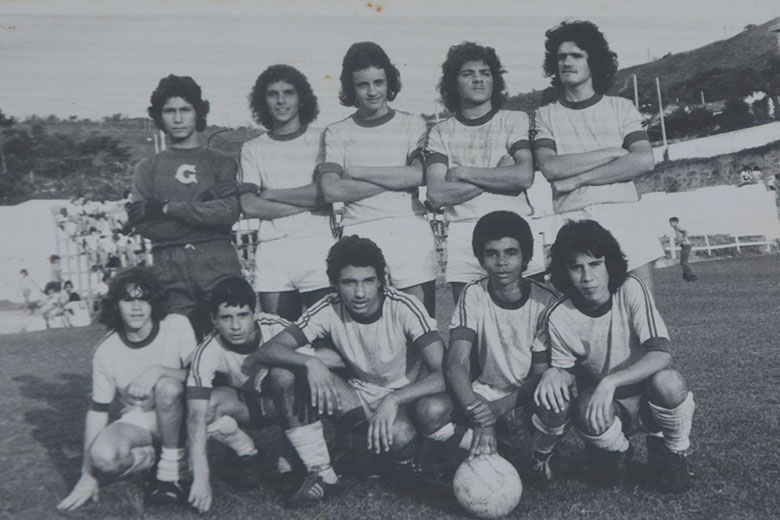 42 anos depois, amigos se reúnem para reviver final do Torneio Colegial 2 amigos futebol