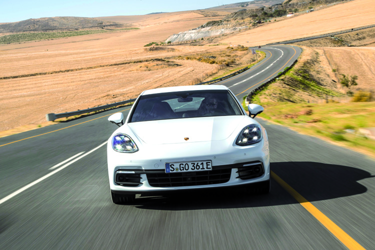 Porsche Panamera 4 E-Hybrid chega ao Brasil 1 ap191217 011