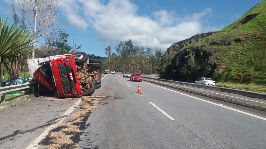 Tráfego em meia-pista próximo ao km 823 na BR-40 após acidente 1 cam banana 2
