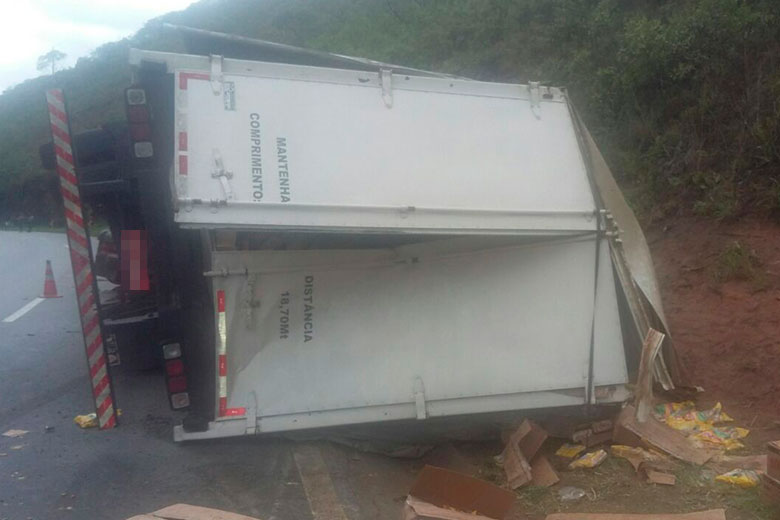 Foto: PRF/Divulgação caminhao de biscoito PRF