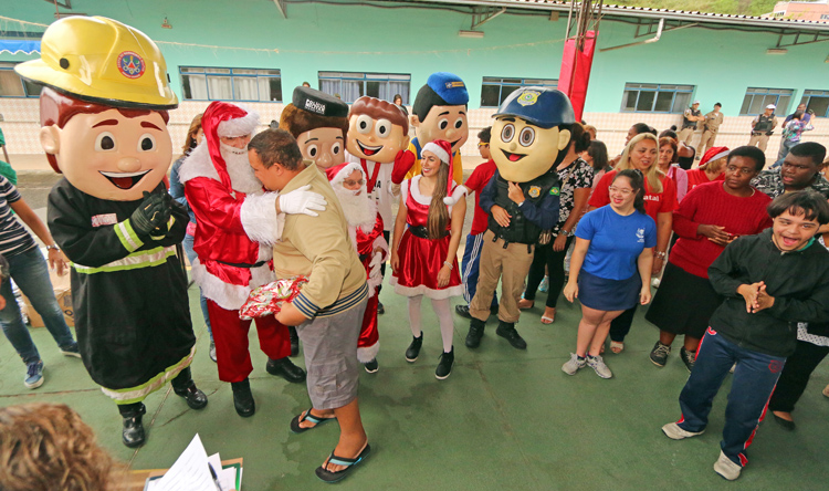 Comboio do Bem entrega mais de 1.300 presentes em instituições de JF 1 comboio do bem leo 2