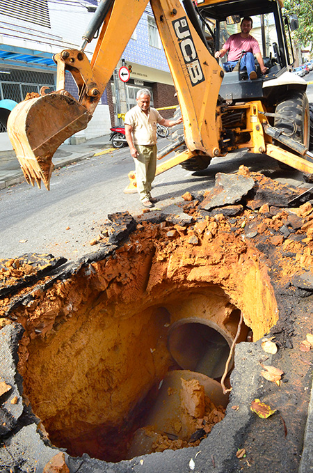 Após quase seis horas de reparos, Rua Espírito Santo é liberada 1 espirito santo olavo2
