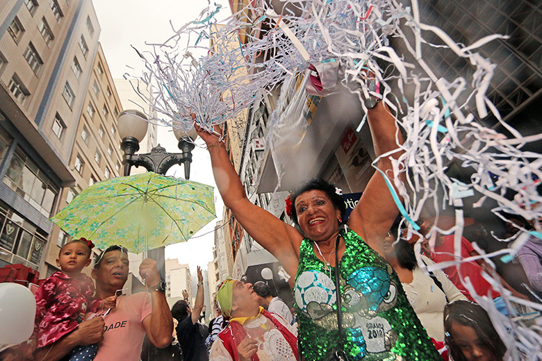 Festa da virada no Calçadão tem chuva de verdade e de papel picado 2 festa no calçadão leo capa