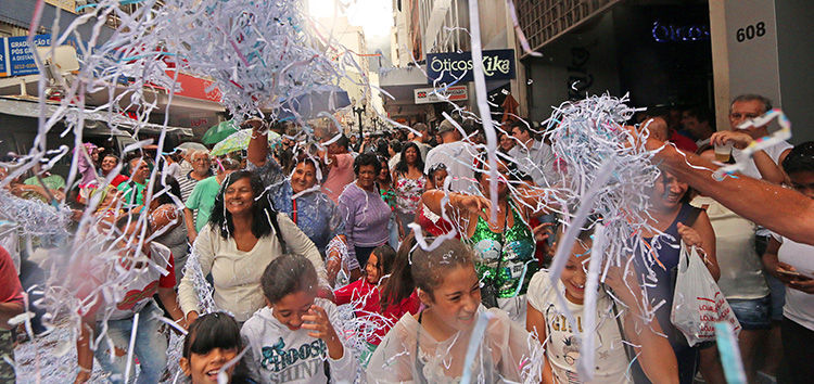 Festa da virada no Calçadão tem chuva de verdade e de papel picado 1 festa no calçadão leo 2