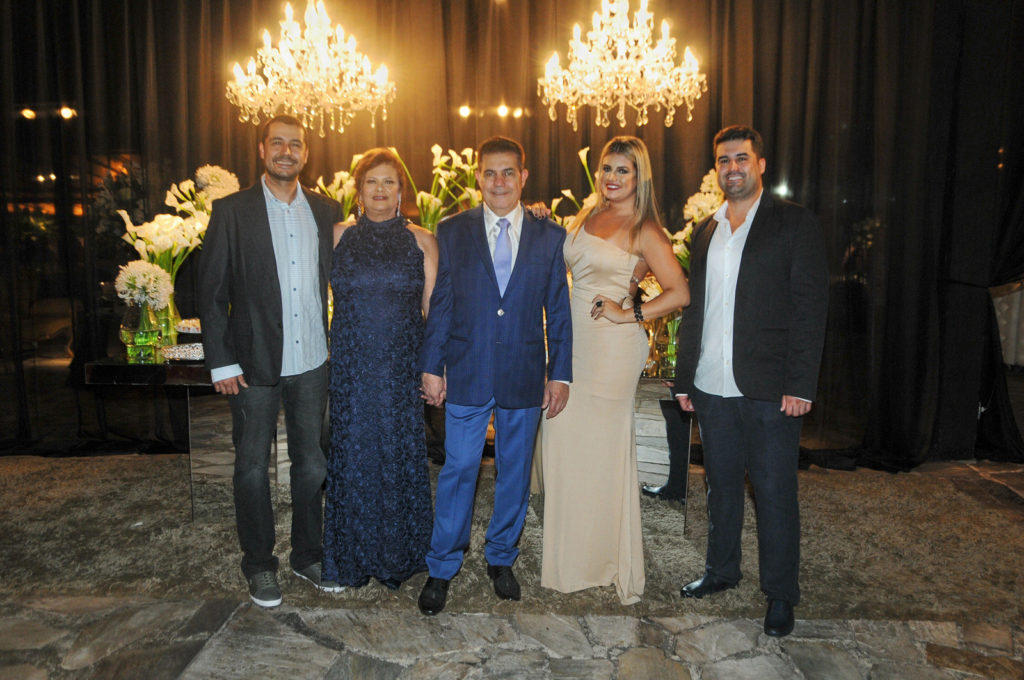 Rosaura e o aniversariante Fabiano Finamore com os filhos Wilder, Laura e Fábio 1 file 8