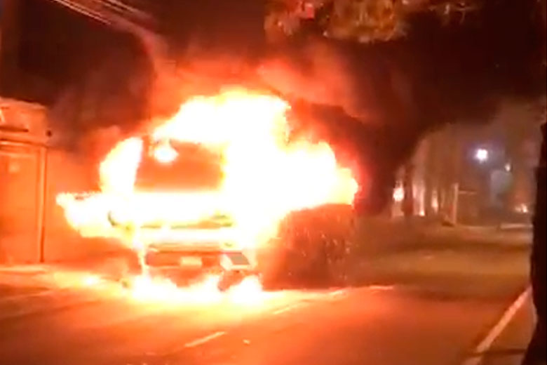 Caminhão pega fogo e deixa trânsito em meia-pista na Itamar Franco 1 fogo caminhão marcelo amaral