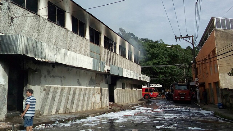 Incêndio consome fábrica de sapatos desativada no Teixeiras 1 fogo olavo3