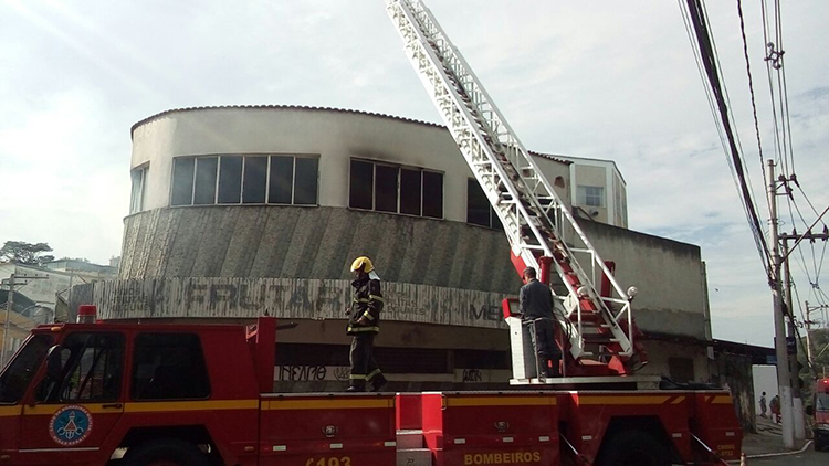 Incêndio consome fábrica de sapatos desativada no Teixeiras 2 fogo olavo4