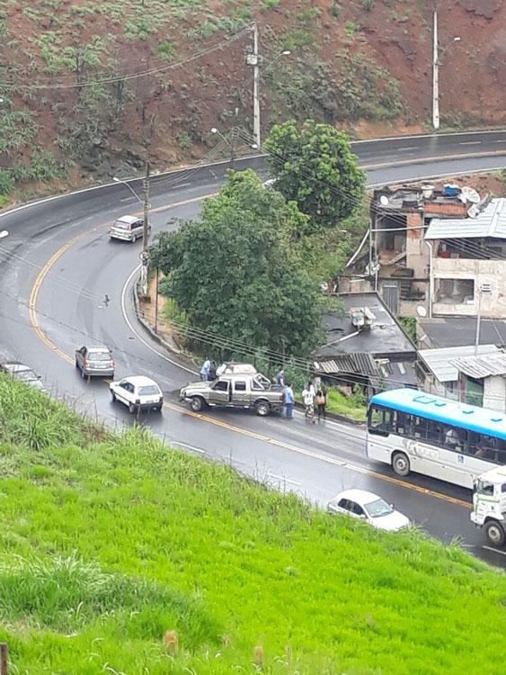 Batida entre dois carros complica trânsito na Rua Paracatu 2 foto acidente valéria pereira