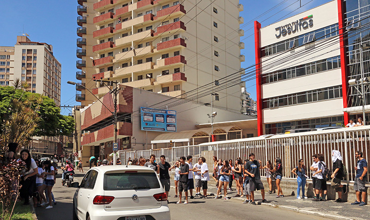 Alunos do Jesuítas fazem protesto contra demissão de funcionários 1 jesuitas leo 2