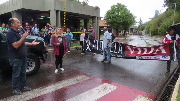 Metalúrgicos fecham entrada de empresa 1 manifestação