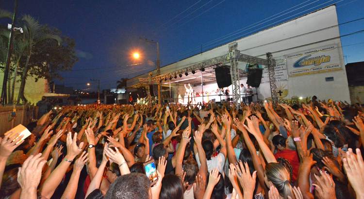 Milhares de pessoas participam de celebração da fé 2 missa1