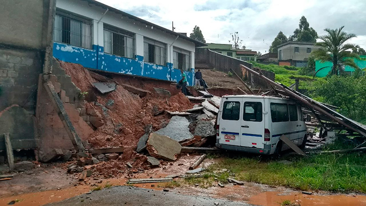 Zona da Mata e Região Metropolitana de BH sofrem com as chuvas 1 muro barbacena bombeiros