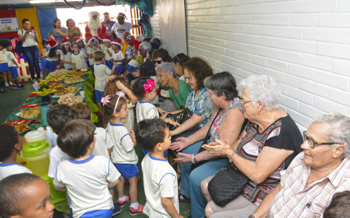 Crianças e idosos se encontram para um 'abraço' de Natal 1 natal2