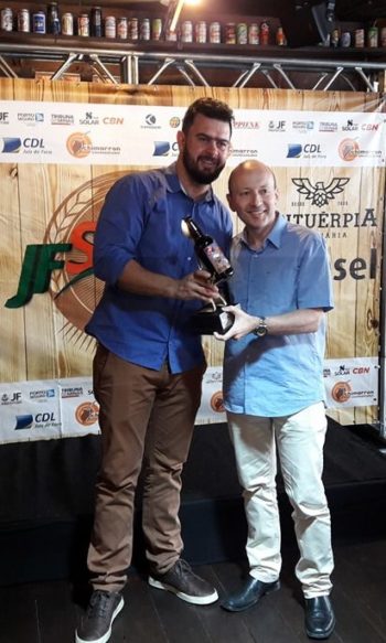 pablo entregando premio e1513028543325
