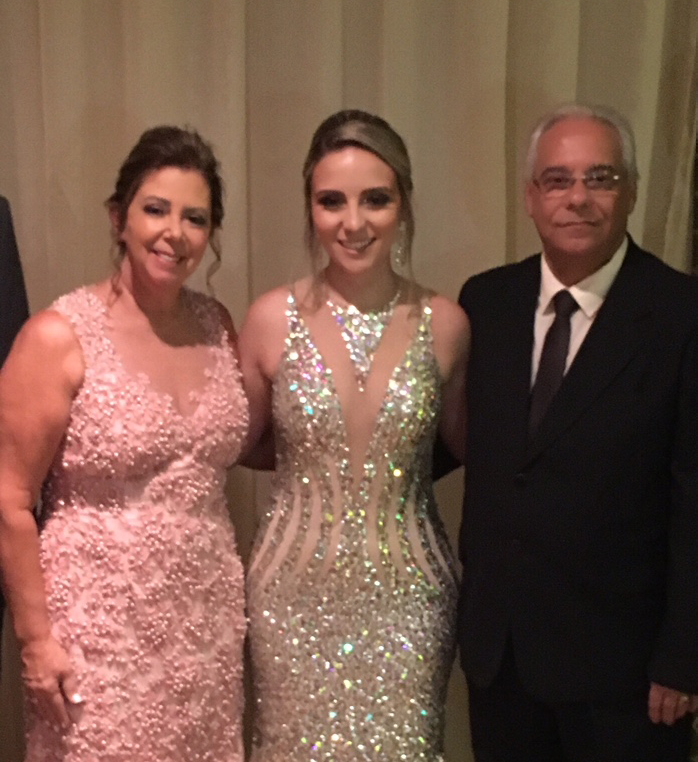 Helena Milagres Belo representou a APAE de Juiz de Fora na entrega do Chevrolet Ônix 4 Jussara e José Maria Chaves Pereira com a filha Raquel, na festa de formatura em odontologia pela Suprema, no Capitólio