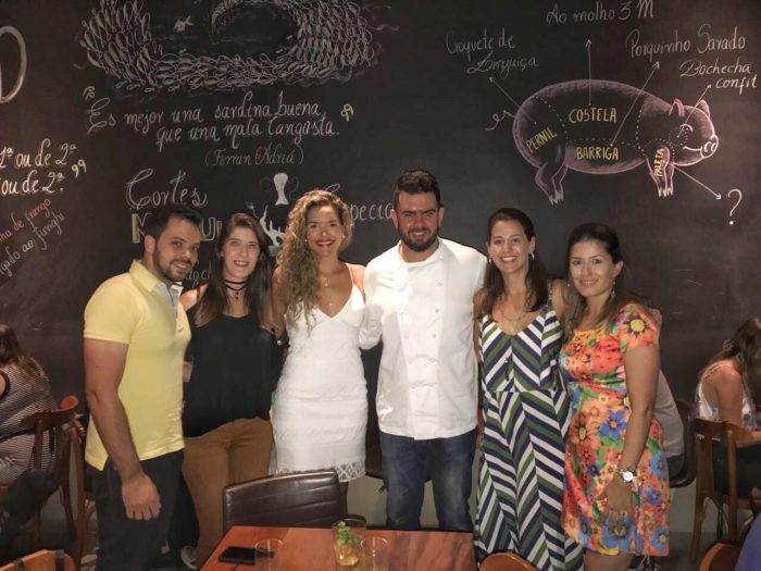 No Garagem Gastrobar, Pedro Guedes e Pâmela Faria (que vieram de Resende-RJ), Júlia Carla Duarte, Camila Gouvêa e Rachell Mageste, ladeando o ‘chef’ Pablo Oazen
