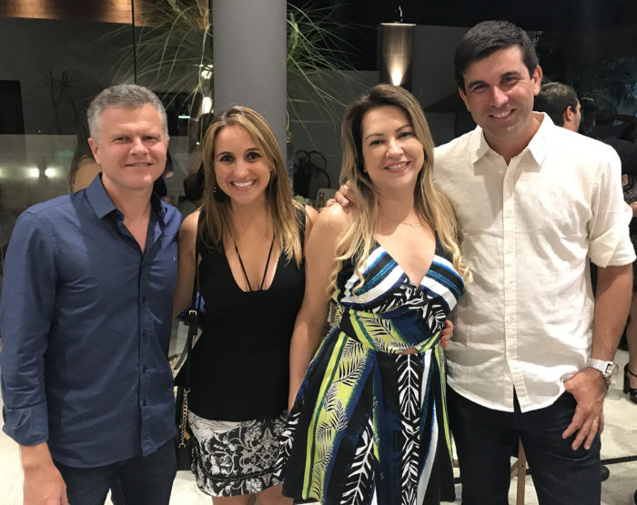 Aline Lopes, superchic, no réveillon do Privilège Búzios, no Fishbone, na praia de Geribá 4 Maurício e Vivian Detoni, Simone Detoni e Gustavo Castro em noite de festa no Granville