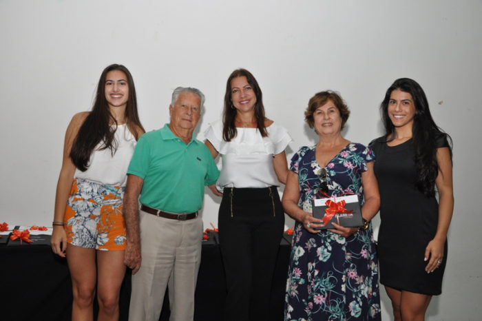 A empresária Marta Salgado, ladeada pela filha Alice e Raíssa Salgado, com os diretores da Obras Sociais do Bom Pastor, Joel Batitucci e Wanda Gontijo de Siqueira, que receberam a doação de um Chevrolet Ônix Foto: Wólmer Monteiro