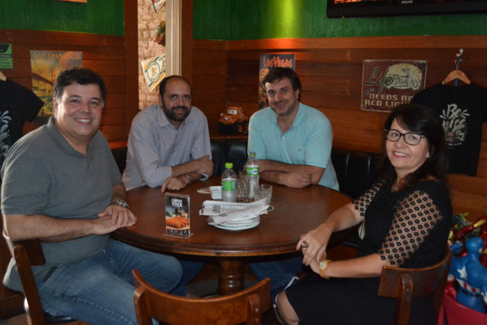 Terezinha de Landa reuniu a família para o jantar de aniversário, na Assunta 3 O 'pole position' da Cesama André Borges com Leonardo Guedes e os secretários Fúlvio Albertoni e Andreia Goreske, ontem, no almoço do Brasador Foto: Toninho Carvalho