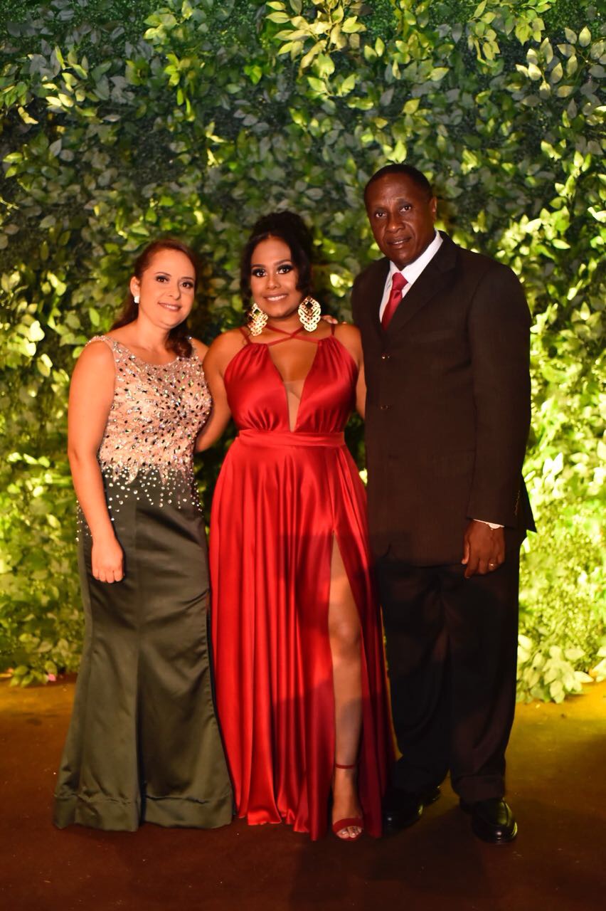Gabriel Giovannini ladeado por seu pai Miguel Giovannini e Aidê Galil 2 Denise e José Geraldo Santos com a filha Larissa de Oliveira Santos, formanda (e oradora) da turma de arquitetura e urbanismo da UFJF, clicados na bonita festa no Capitólio