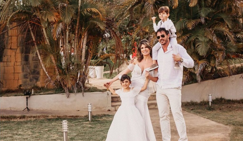 A estilista baiana Leidiane Flores e Bruno Franco (com os filhos dele, Clara e Francisco) 3 IMG 20180109 WA0017 e1515801839299
