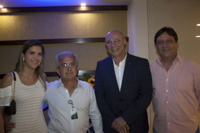 A artista Nequitz Miguel brindou seus 75 anos, no Mangarito, ao lado de familiares 2 Michele e Nivaldo Casarim, Hugo Borges e Ângelo Marciano no 'coq' inaugural das salas integradas do centro cirúrgico, no Monte Sinai Foto: Guilherme Ovídio