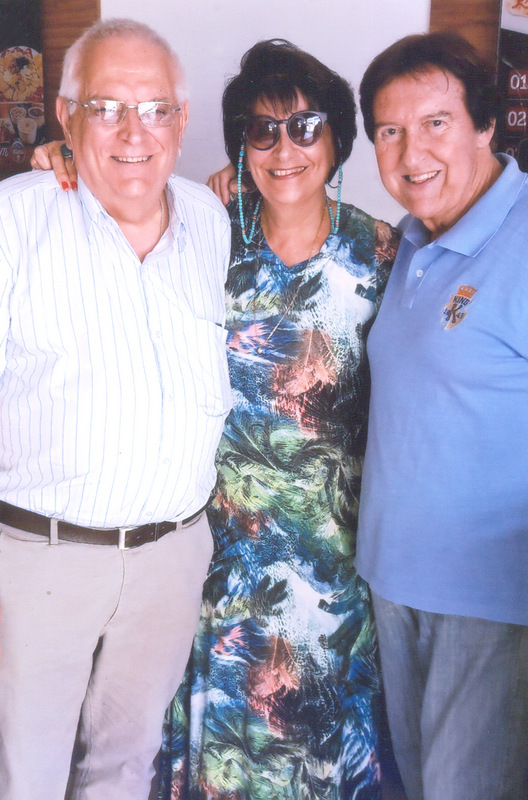 A vereadora (e delegada) Sheila Oliveira com os filhos André e Marcos 1 Os irmãos Henrique Bedran e Beatriz Bedran Bedendo com Júlio Zanini, em tarde de almoço recente