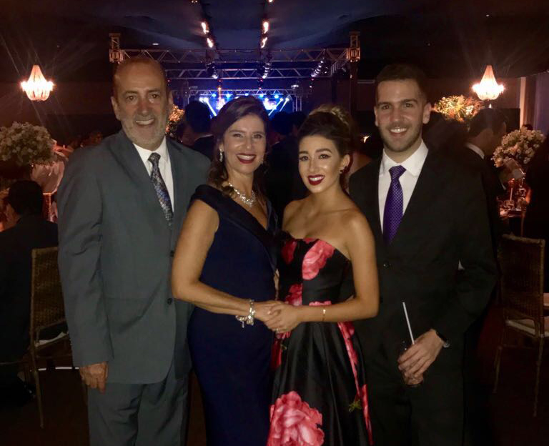 A artista Nequitz Miguel brindou seus 75 anos, no Mangarito, ao lado de familiares 3 Gabriela na festa de sua formatura em Direito, ladeada pelos pais Oswaldo Dias e Márcia Mizrahy e o irmão Lucas