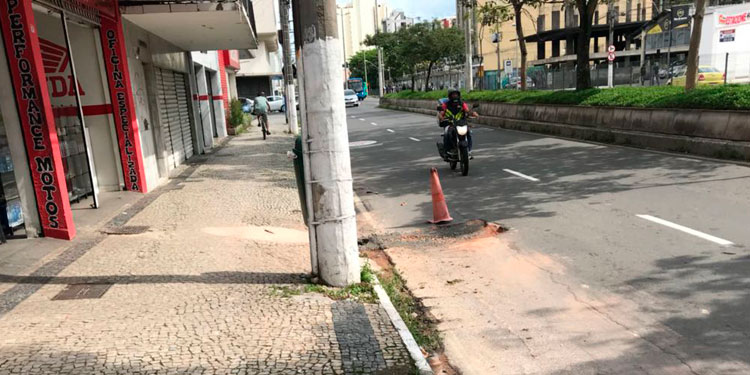 Buraco na Avenida Rio Branco, maior Avenida da cidade, que possui intenso fluxo de veículos. VU Centro1