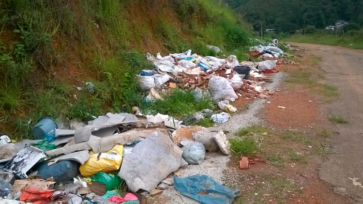 Descarte irregular de lixo e entulho é queixa de moradores do Recanto dos Lagos 1 VU Recanto dos Lagos