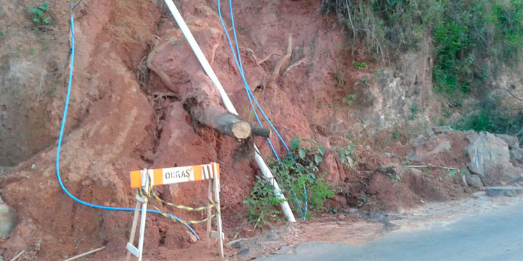Moradores temem situação de barranco que deslizou no São Judas Tadeu 1 VU São Judas.jpgCAPA