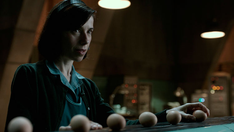 Sally Hawkins foi indicada ao Oscar de melhor atriz ao interpretar personagem muda que se apaixona por criatura fantástica (Doug Jones) a forma da agua 03