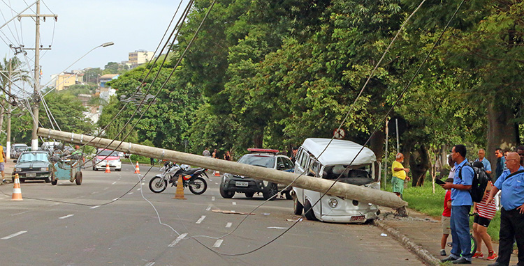 Duas pessoas morrem e seis ficam feridas em três graves acidentes na Av. Brasil 1 acidente com kombi na Brasil leo 5