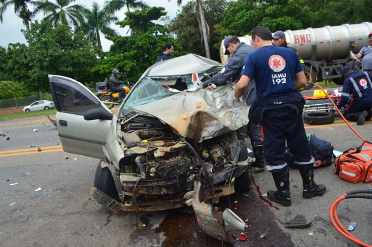 Homem fica gravemente ferido em batida frontal entre carro e caminhão 1 acidente interna silvan alves
